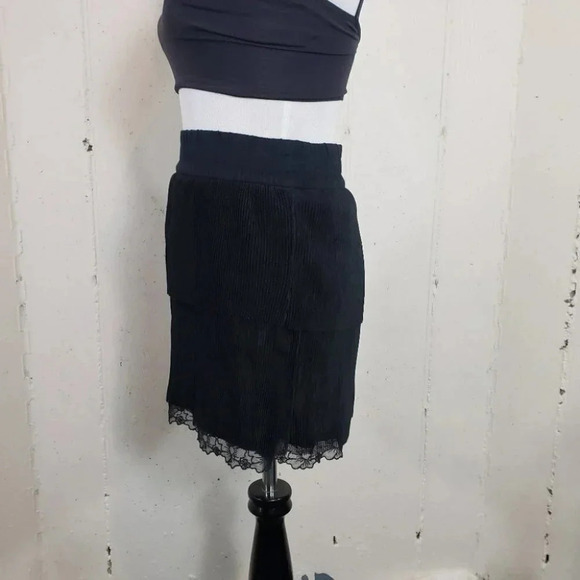 Zara M black tiered mini skirt with lace trim‎ - Picture 5 of 6